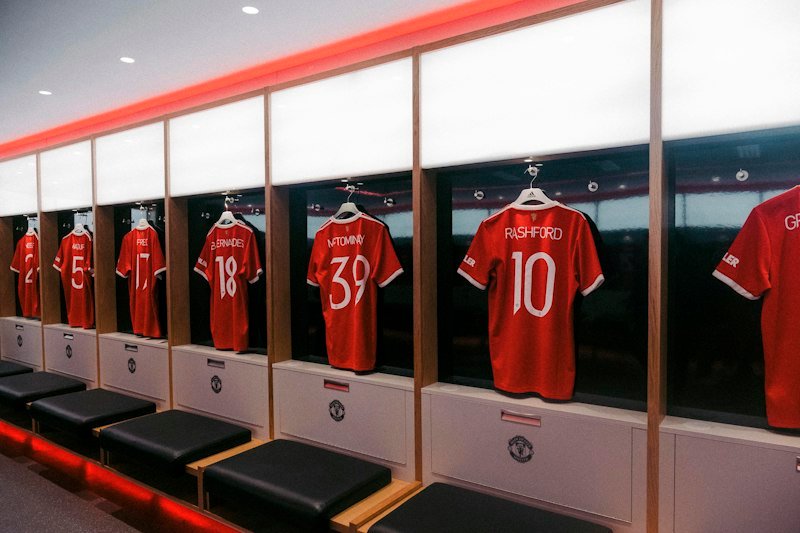 Maillots suspendus dans les casiers d’un vestiaire
