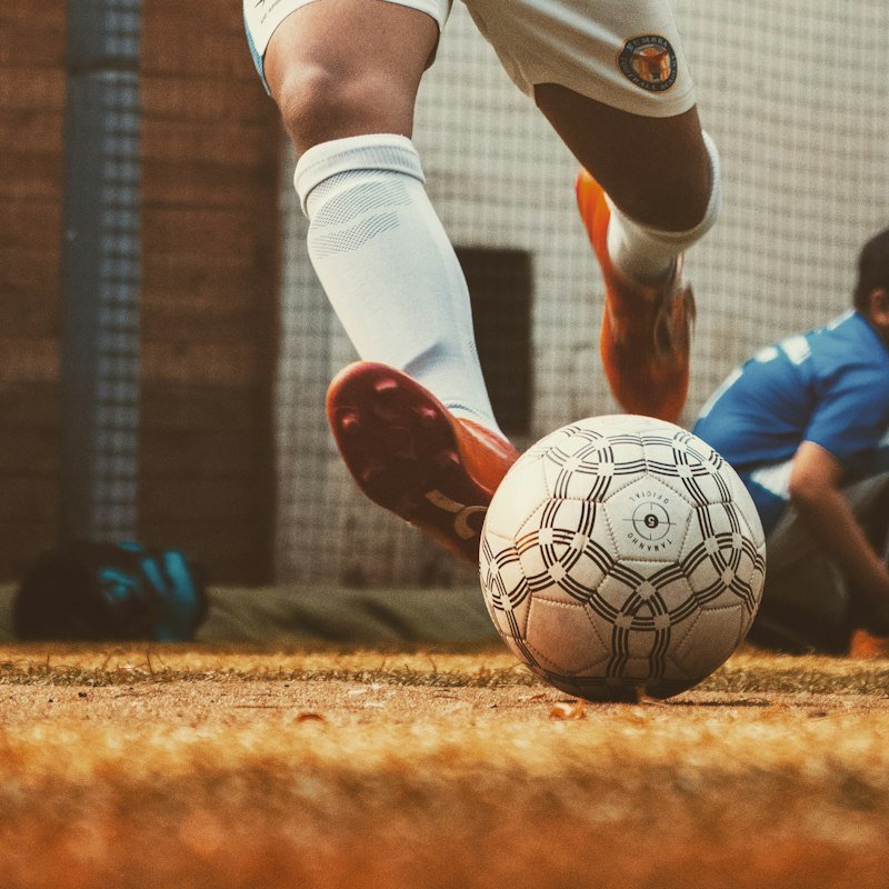 Footballeur frappant le ballon