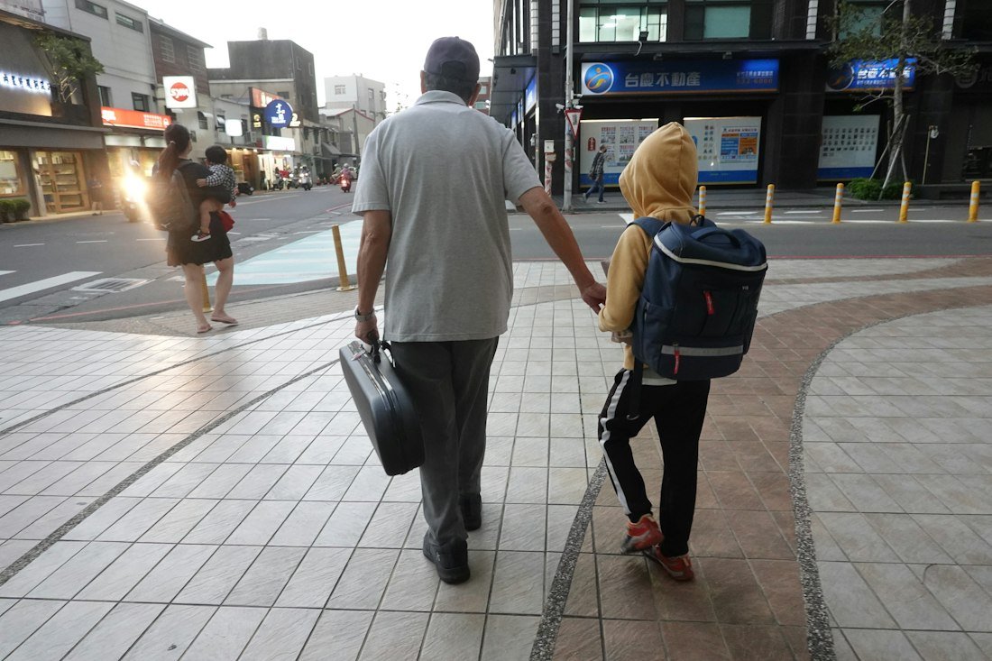 Un homme et un enfant marchant main dans la main